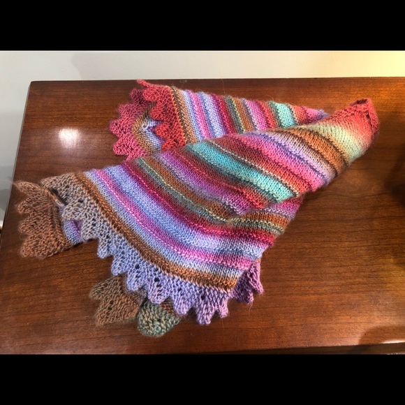 Handcrafted triangle scarf - Picture 3 of 3